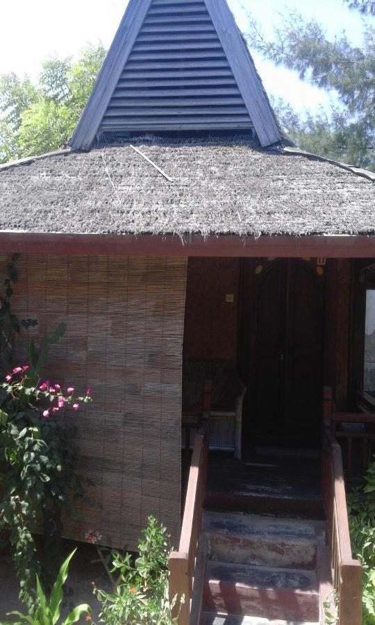 Coral Beach Pizza Cottages Gili Trawangan Bilik gambar