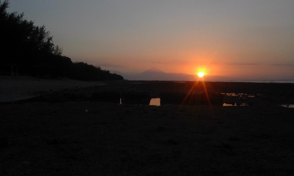 Coral Beach Pizza Cottages Gili Trawangan Luaran gambar