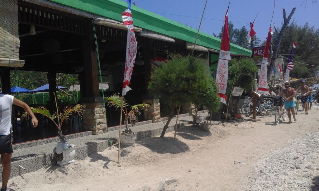 Coral Beach Pizza Cottages Gili Trawangan Luaran gambar