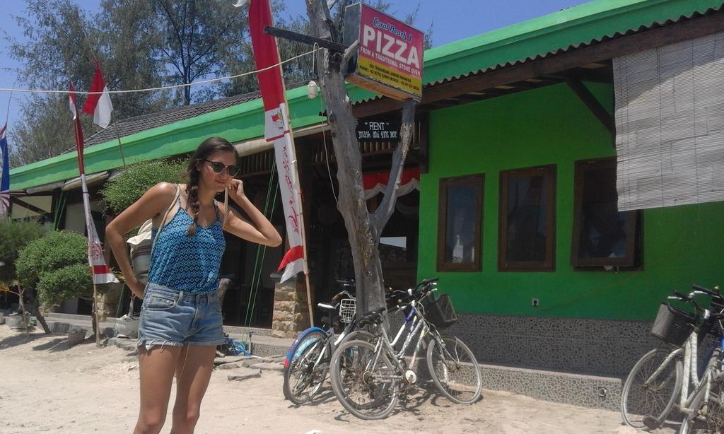 Coral Beach Pizza Cottages Gili Trawangan Luaran gambar