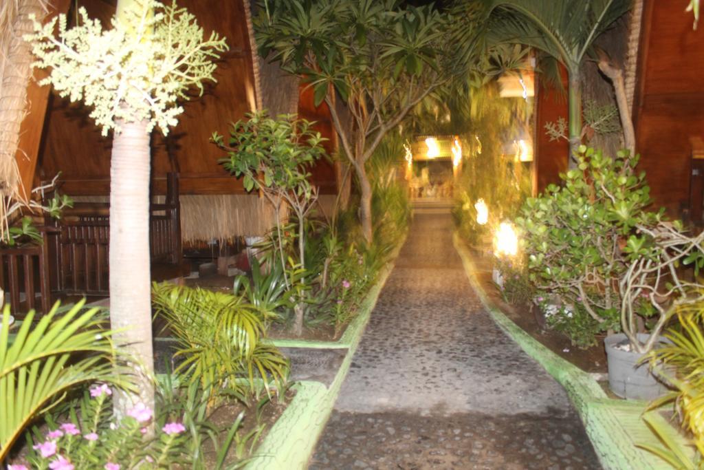 Coral Beach Pizza Cottages Gili Trawangan Luaran gambar