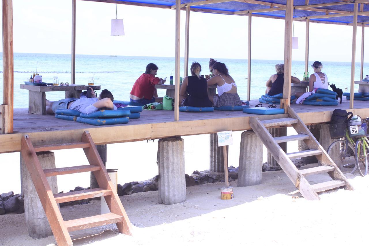 Coral Beach Pizza Cottages Gili Trawangan Luaran gambar
